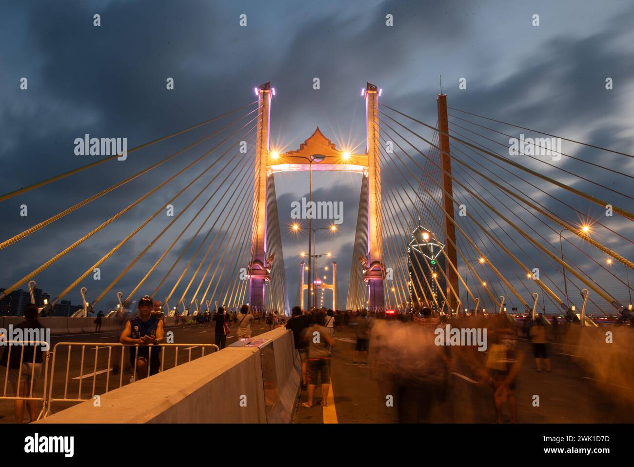 Bangkok, Thailandia. 17 febbraio 2024. Luci notturne del "ponte parallelo al ponte Rama 9", il primo ponte parallelo della Thailandia sul fiume Chao Phraya, a Bangkok. (Credit Image: © Teera Noisakran/Pacific Press via ZUMA Press Wire) SOLO PER USO EDITORIALE! Non per USO commerciale! Foto Stock