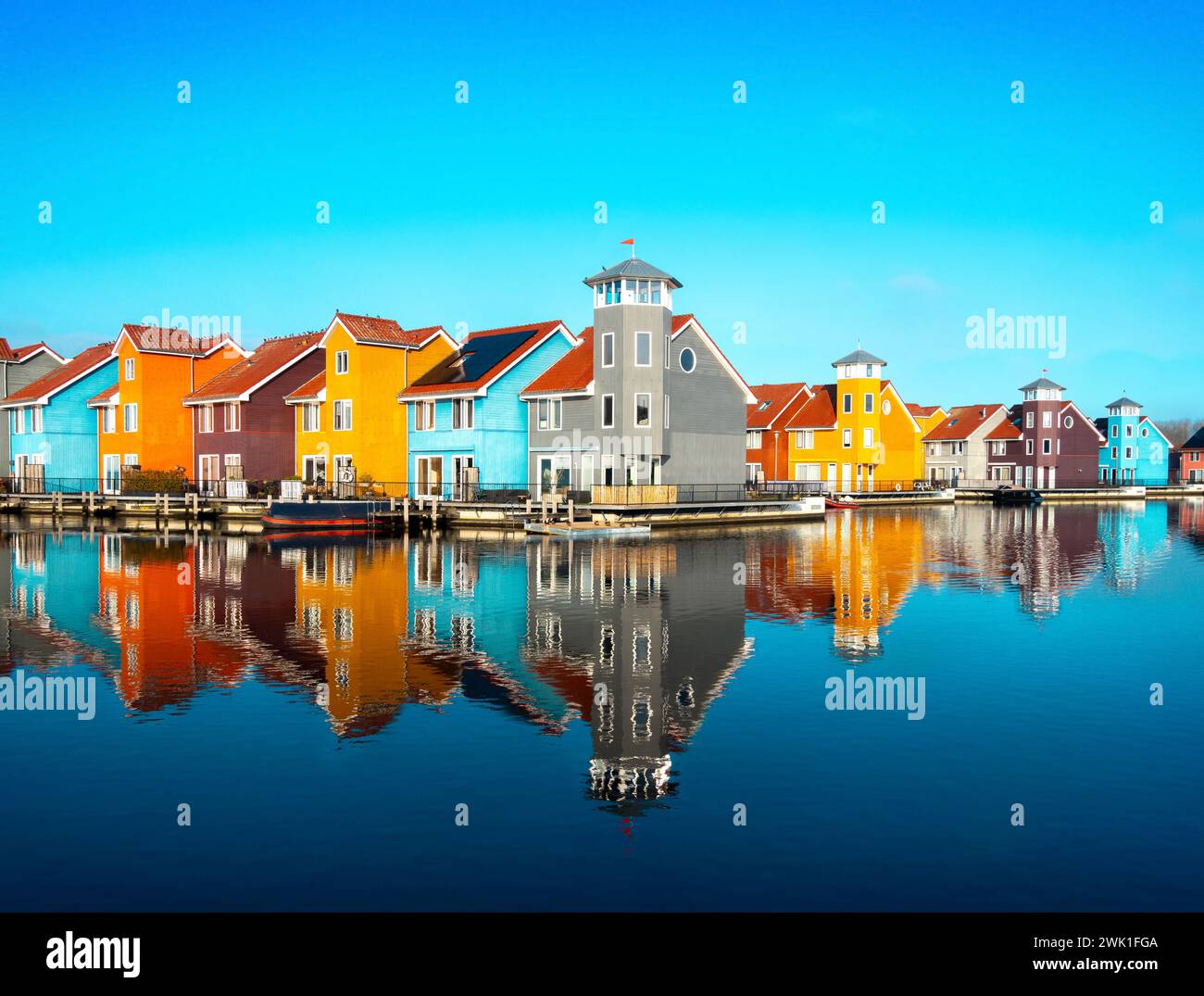 Groningen Reitdiephaven Reitdiep Marina, porto portuale. Colorato lungomare e case sul molo in stile scandinavo. Foto Stock