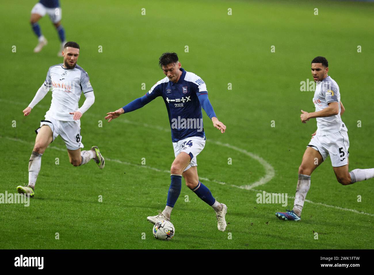 Swansea, Regno Unito. 17 febbraio 2024. Kieffer Moore di Ipswich Town (c) in azione. Partita del campionato EFL Skybet, Swansea City contro Ipswich Town allo Stadio Swansea.com di Swansea, Galles, sabato 17 febbraio 2024. Questa immagine può essere utilizzata solo per scopi editoriali. Solo per uso editoriale, foto di Andrew Orchard/Andrew Orchard fotografia sportiva/Alamy Live news credito: Andrew Orchard fotografia sportiva/Alamy Live News Foto Stock