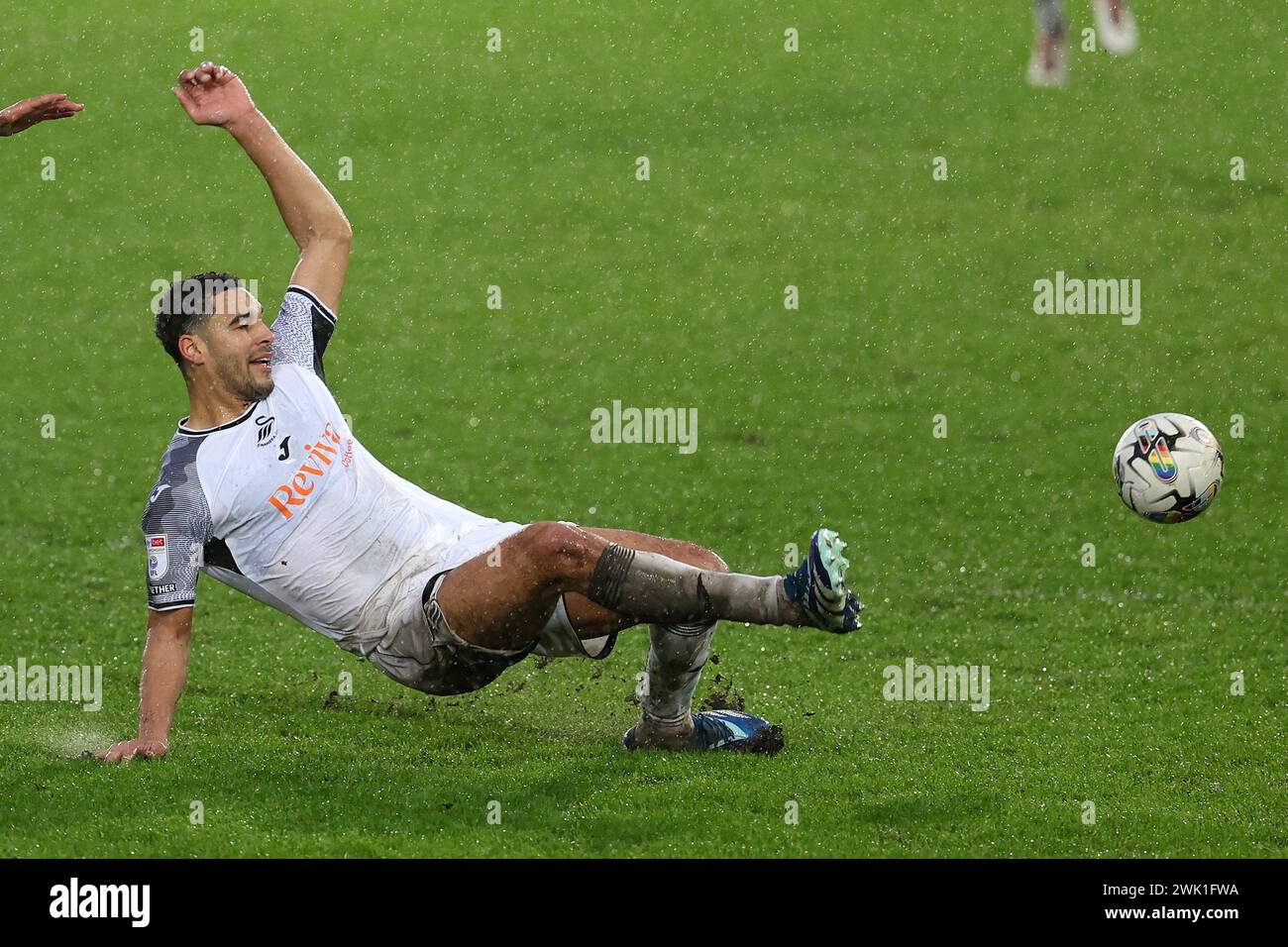 Swansea, Regno Unito. 17 febbraio 2024. Ben Cabango di Swansea City in azione. Partita del campionato EFL Skybet, Swansea City contro Ipswich Town allo Stadio Swansea.com di Swansea, Galles, sabato 17 febbraio 2024. Questa immagine può essere utilizzata solo per scopi editoriali. Solo per uso editoriale, foto di Andrew Orchard/Andrew Orchard fotografia sportiva/Alamy Live news credito: Andrew Orchard fotografia sportiva/Alamy Live News Foto Stock