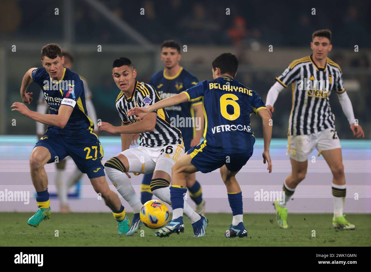 Verona, Italia. 17 febbraio 2024. Carlos Alcaraz della Juventus combatte per il possesso con Read Belahyane dell'Hellas Verona durante il match di serie A allo Stadio Marc'Antonio Bentegodi di Verona. Il credito per immagini dovrebbe essere: Jonathan Moscrop/Sportimage Credit: Sportimage Ltd/Alamy Live News Foto Stock