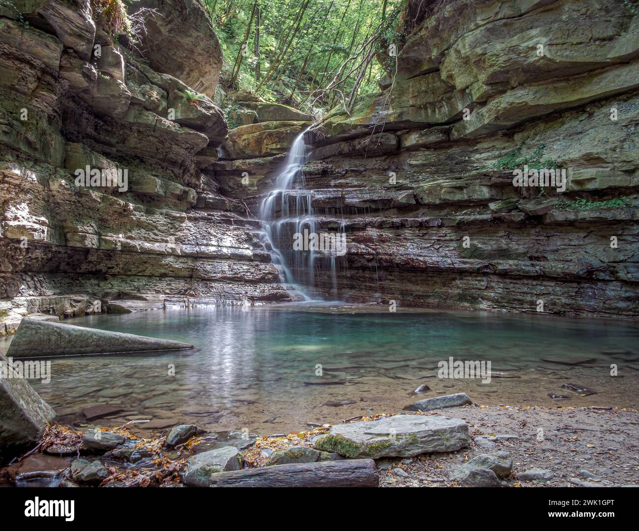 Piccola cascata su uno stretto torrente nell'Appennino Settentrionale. Palazzuolo sul Senio, provincia di Firenze, Toscana, Italia Foto Stock