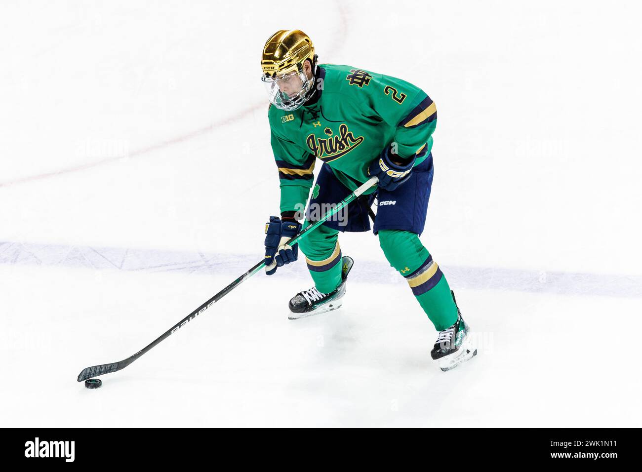 South Bend, Indiana, Stati Uniti. 17 febbraio 2024. Il difensore di Notre Dame Ryan Siedem (2) spara il puck durante la partita di hockey NCAA tra i Minnesota Golden Gophers e i Notre Dame Fighting Irish alla Compton Family Ice Arena di South Bend, Indiana. John Mersits/CSM/Alamy Live News Foto Stock