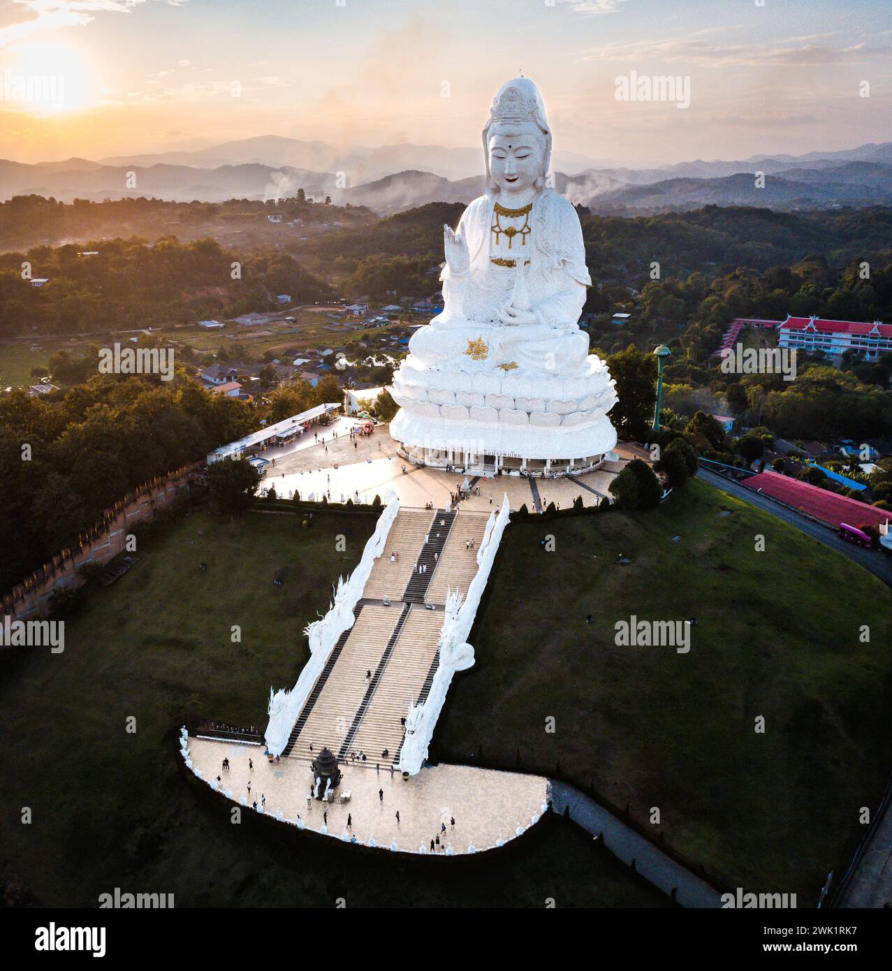 Veduta aerea di Wat Huay Pla Kang: Dea della Misericordia, a Chiang Rai, Thailandia Foto Stock