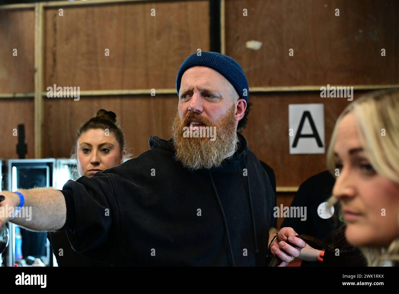 Londra, Regno Unito. 17 febbraio 2024. Philipp Haug è uno stylist di Schwarzkopf Professional hair stylist di Philipp Haug, Backstage: Ukrainian Fashion Week presenta Tamar Keburia, J'amemme e Gasanova all'Old Selfridges Hotel, Londra, Regno Unito. Credito: Vedi li/Picture Capital/Alamy Live News Foto Stock