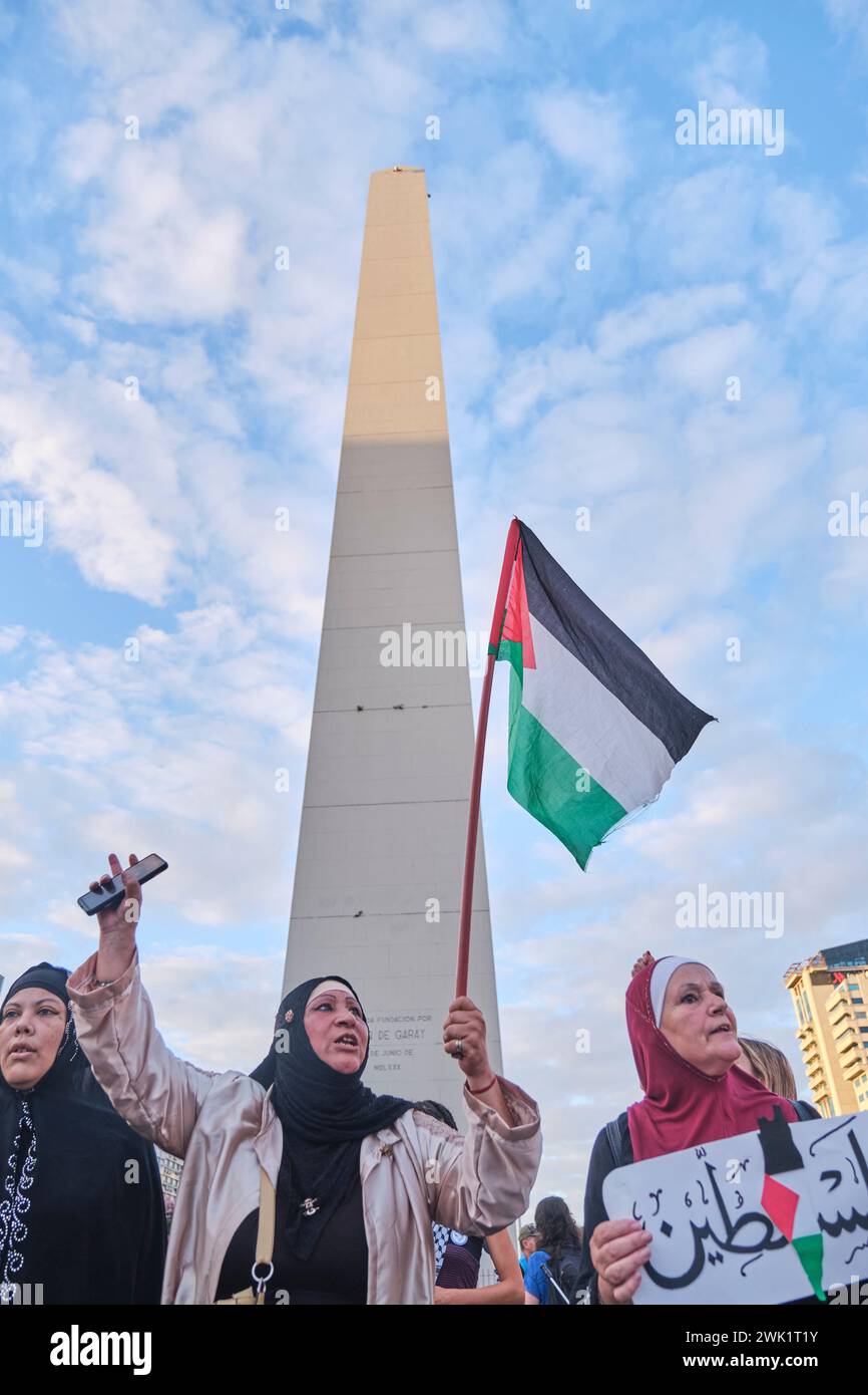 Buenos Aires, Argentina, 16 febbraio 2024: Donne che protestano di fronte all'obelisco, in centro, con manifesti pacifisti e bandiere palestinesi in solidarietà Foto Stock