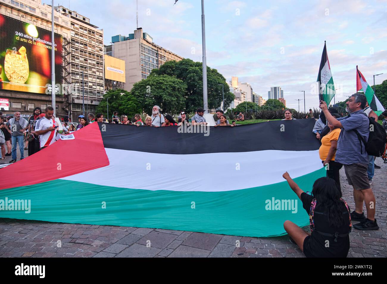 Buenos Aires, Argentina, 16 febbraio 2024: Grande bandiera palestinese durante una manifestazione di solidarietà con la Palestina e contro l'attacco e le zionis di Israele Foto Stock