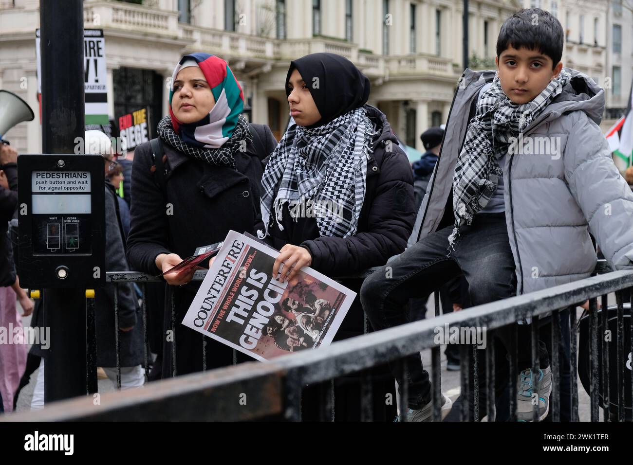 Londra, Regno Unito, 17 febbraio 2024. Decine di migliaia di persone hanno partecipato a una marcia organizzata dalla campagna di solidarietà della Palestina (PSC), la prima che si è tenuta vicino all'ambasciata israeliana da ottobre, chiedendo un cessate il fuoco immediato. Oltre 30.000 palestinesi hanno perso la vita nel conflitto israelo-Hamas. Credito: Fotografia dell'undicesima ora/Alamy Live News Foto Stock