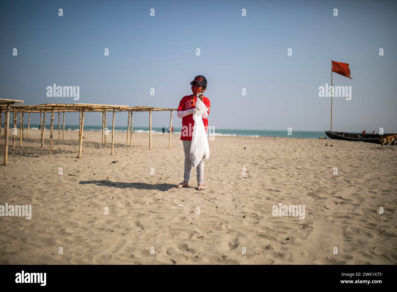 Volontari ripulire il Saint Martin's isola mare spiaggia come pert di International Coastal Cleanup organizzato da Keokradong Bangladesh, il coordin Foto Stock