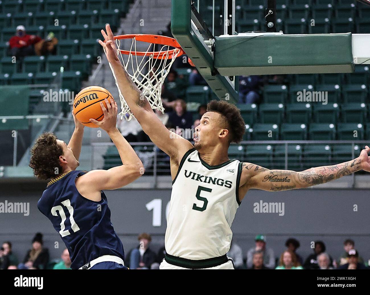 17 febbraio 2024: La guardia dei Northern Arizona Lumberjacks Liam Lloyd (21) tenta di colpire la guardia dei Portland State Vikings Isiah Kirby (5) durante la partita di basket NCAA tra i Northern Arizona Lumberjacks e i Portland State Vikings allo Stott Center di Portland, OREGON. Larry C. Lawson/CSM Foto Stock