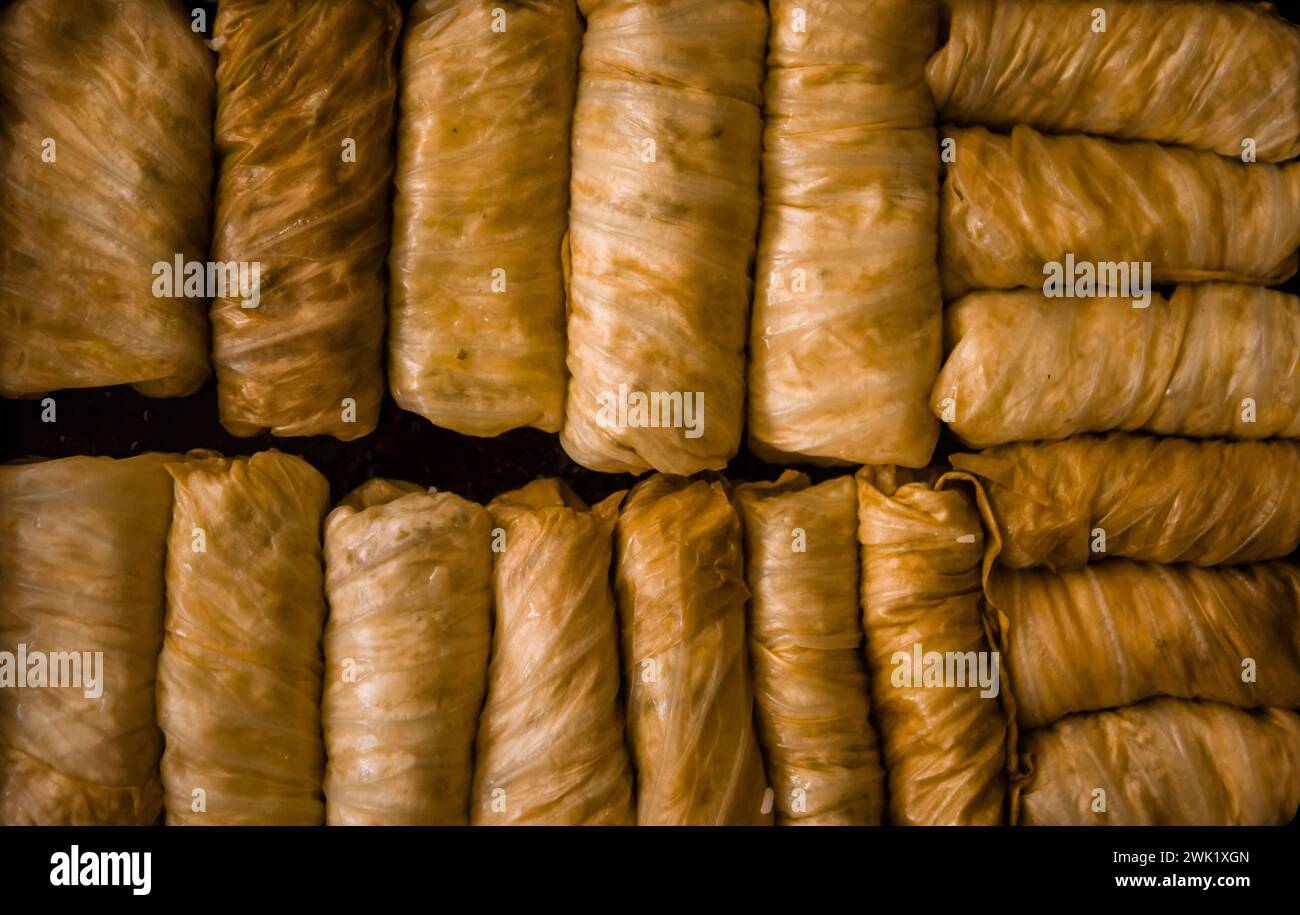 Rotoli di cavolo ripieni in una teglia da forno su sfondo nero. Messa a fuoco selettiva. Tonificato. Piatto tradizionale ucraino. Cucina dell'Europa orientale. vista dall'alto Foto Stock