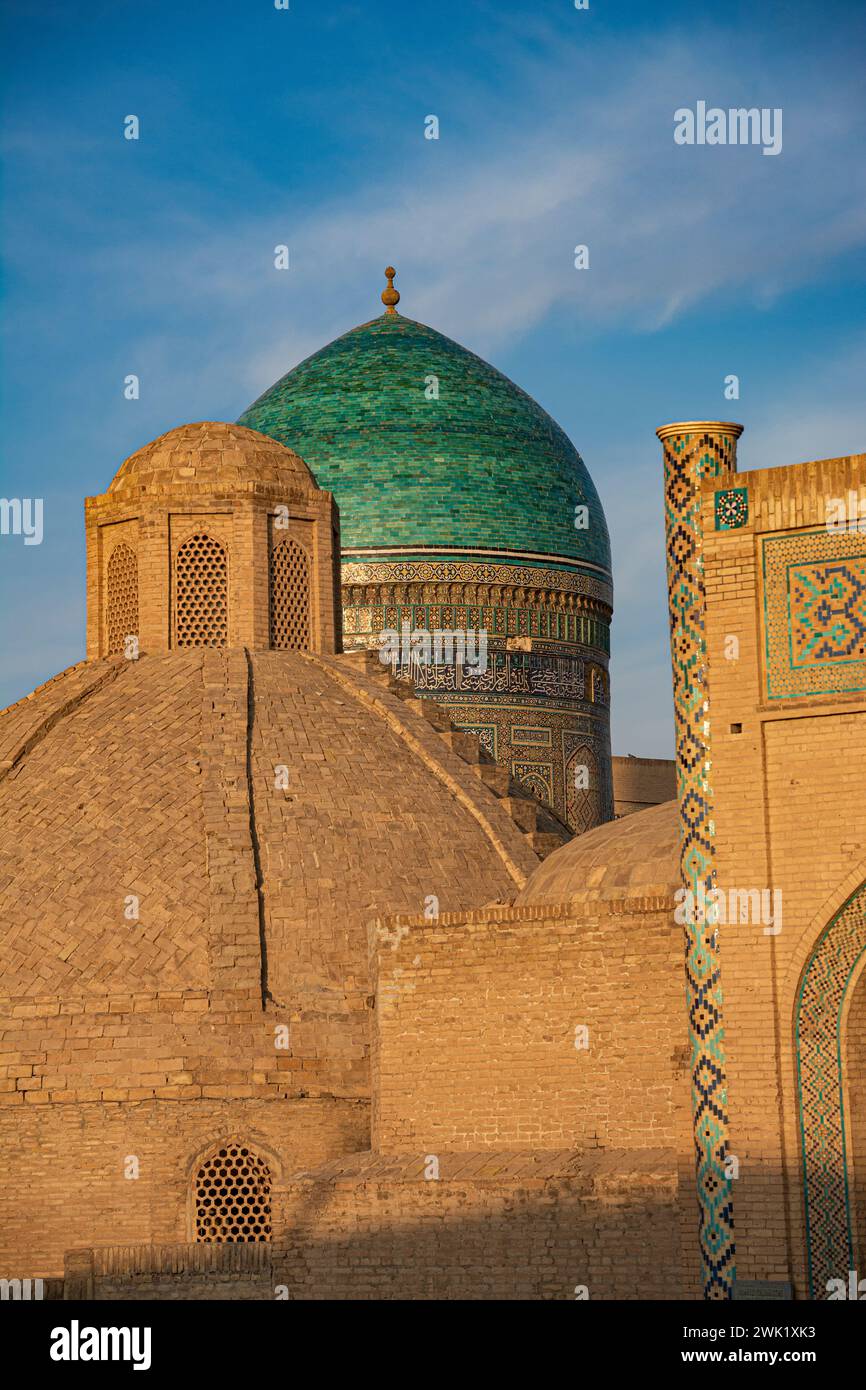 Le cupole verdi nella Madrasa Mir i Arab (Emir Alim Khan) a Bukhara evocano un paradiso lussureggiante Foto Stock