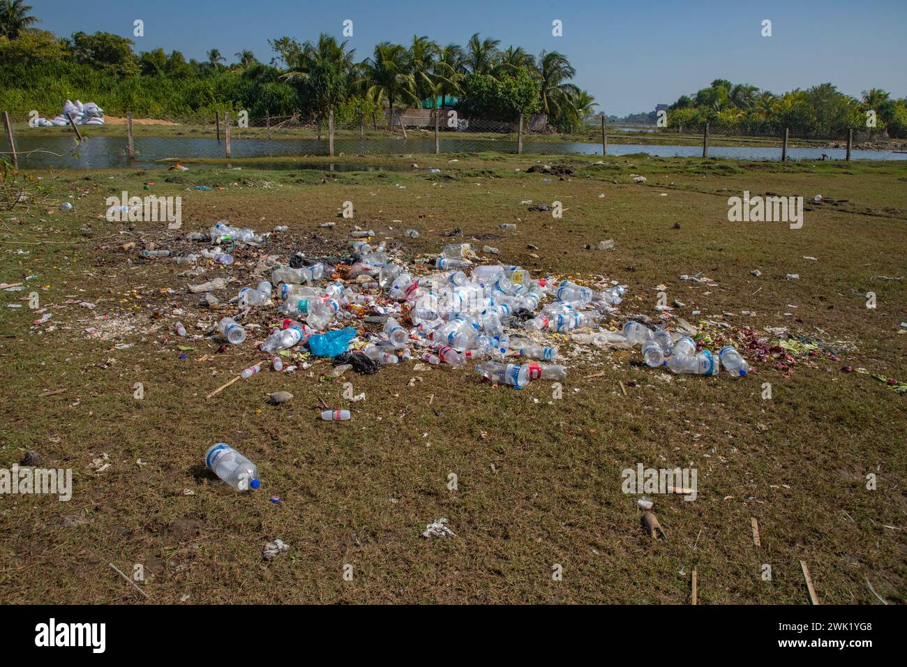 Diversi tipi di rifiuti di plastica a Saint Martin Island. Cox's Bazar, Bangladesh. Foto Stock