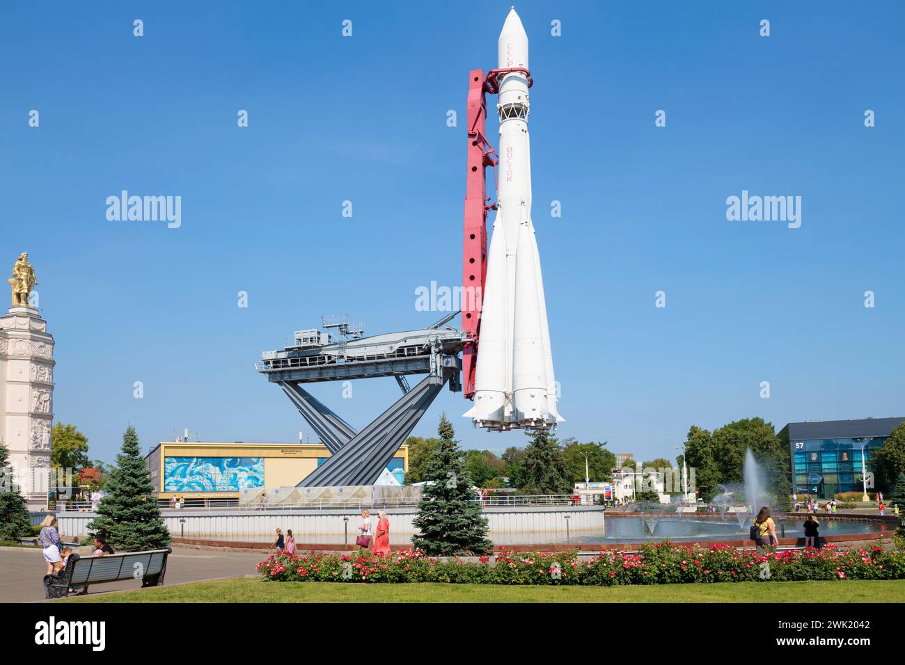 MOSCA, RUSSIA - 17 AGOSTO 2022: Soleggiato giorno di agosto al razzo Vostok. Centro espositivo russo (VDNH) Foto Stock