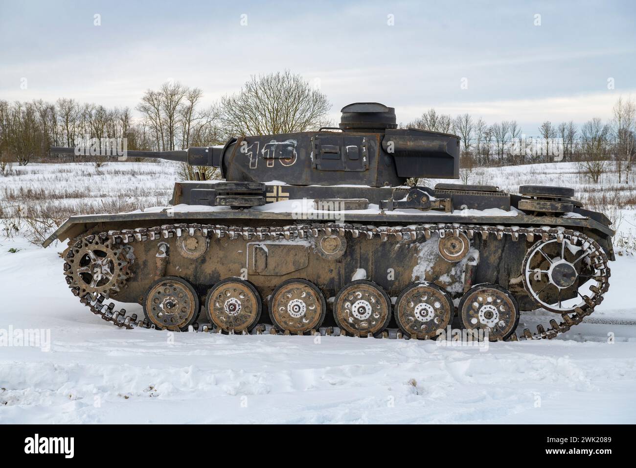 KRASNOE SELO, RUSSIA - 5 FEBBRAIO 2023: Carro armato medio tedesco PZ.Kpfw. III in un giorno nuvoloso di febbraio. Vista laterale. Parco militare-patriottico "Steel Landing" Foto Stock