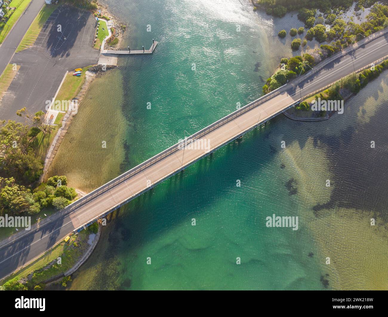 Veduta aerea di un ponte stradale su un fiume costiero a Bermagui sulla costa meridionale del nuovo Galles del Sud in Australia. Foto Stock