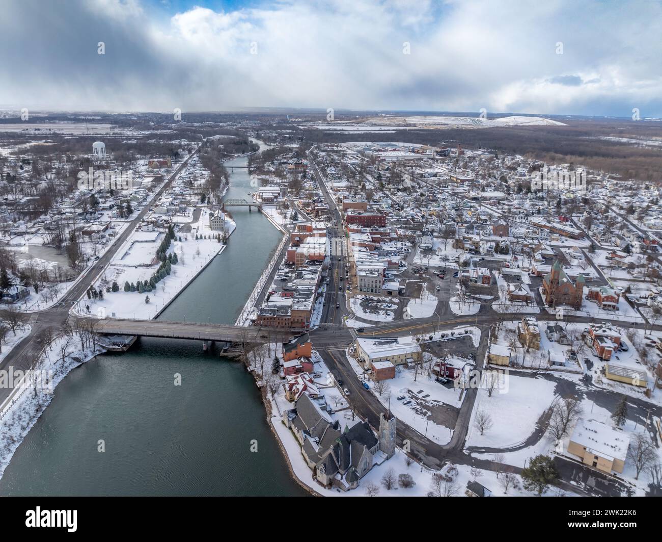 Immagine aerea invernale delle cascate Seneca, New York, in un pomeriggio nuvoloso. Foto Stock