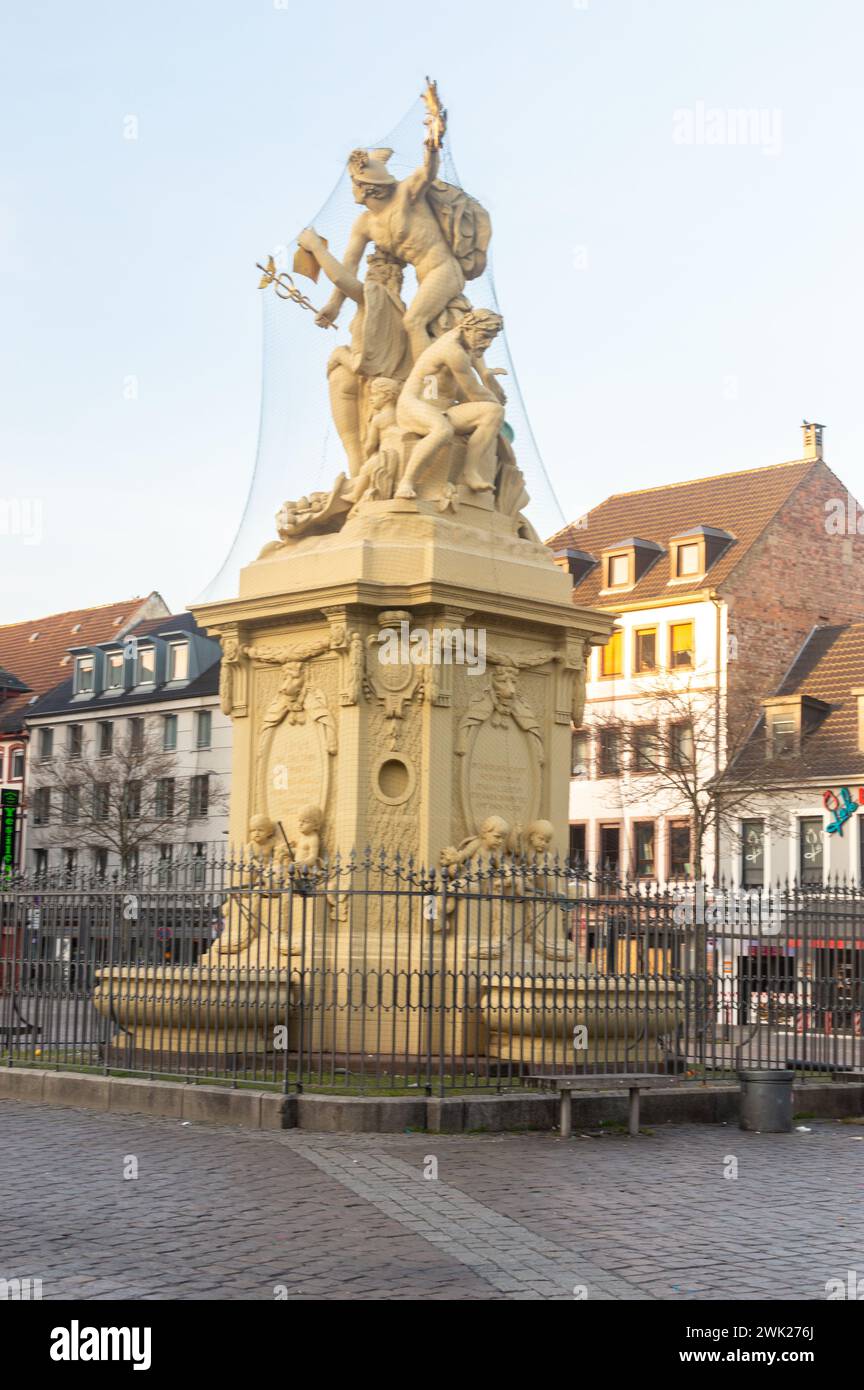 Mannheim, Germania - 17 dicembre 2023: Statua del Marktplatzbrunnen. Foto Stock