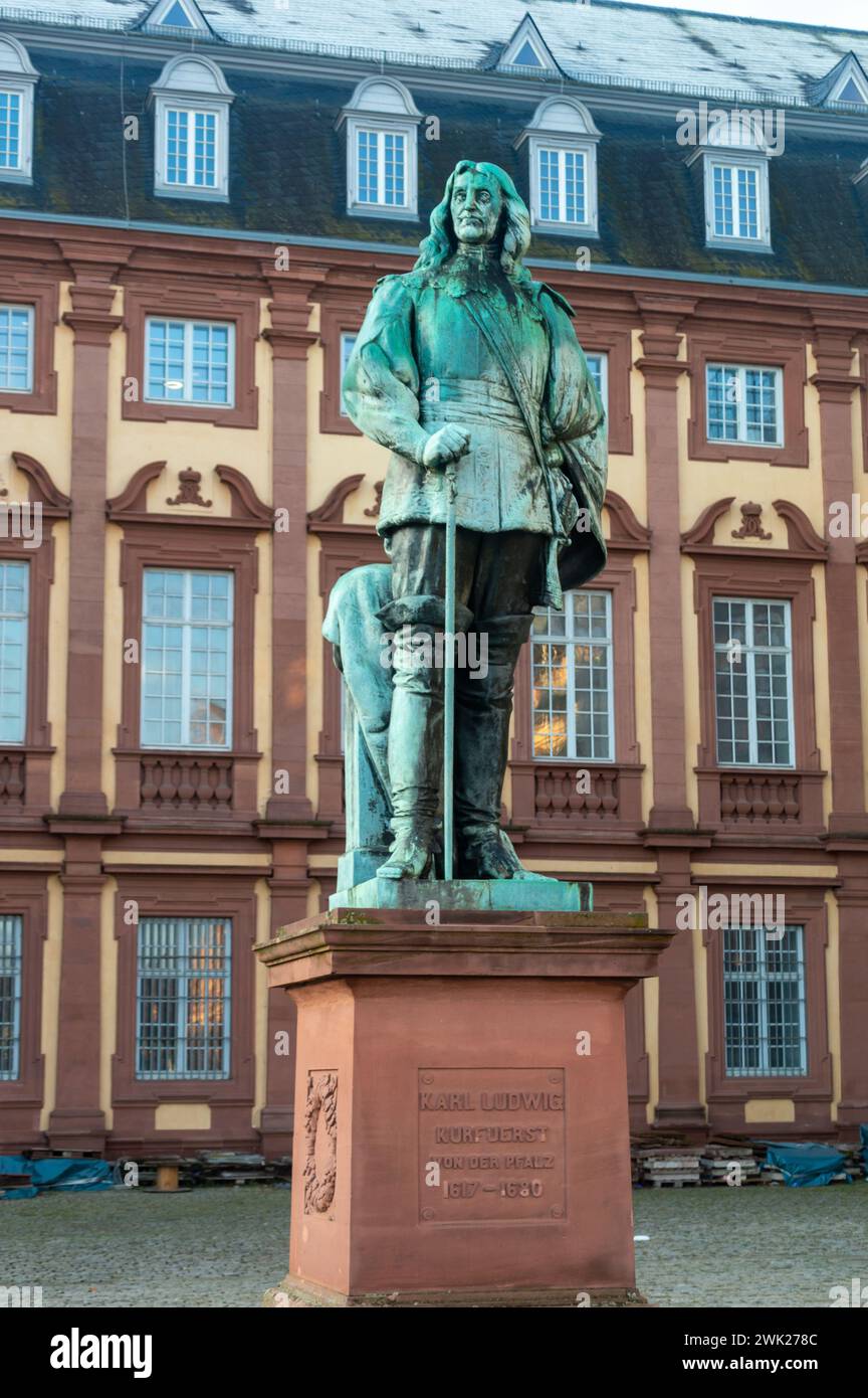 Mannheim, Germania - 17 dicembre 2023: Statua di Carlo I.. Ludwig (Pfalz) nel cortile del Palazzo Mannheim. Foto Stock