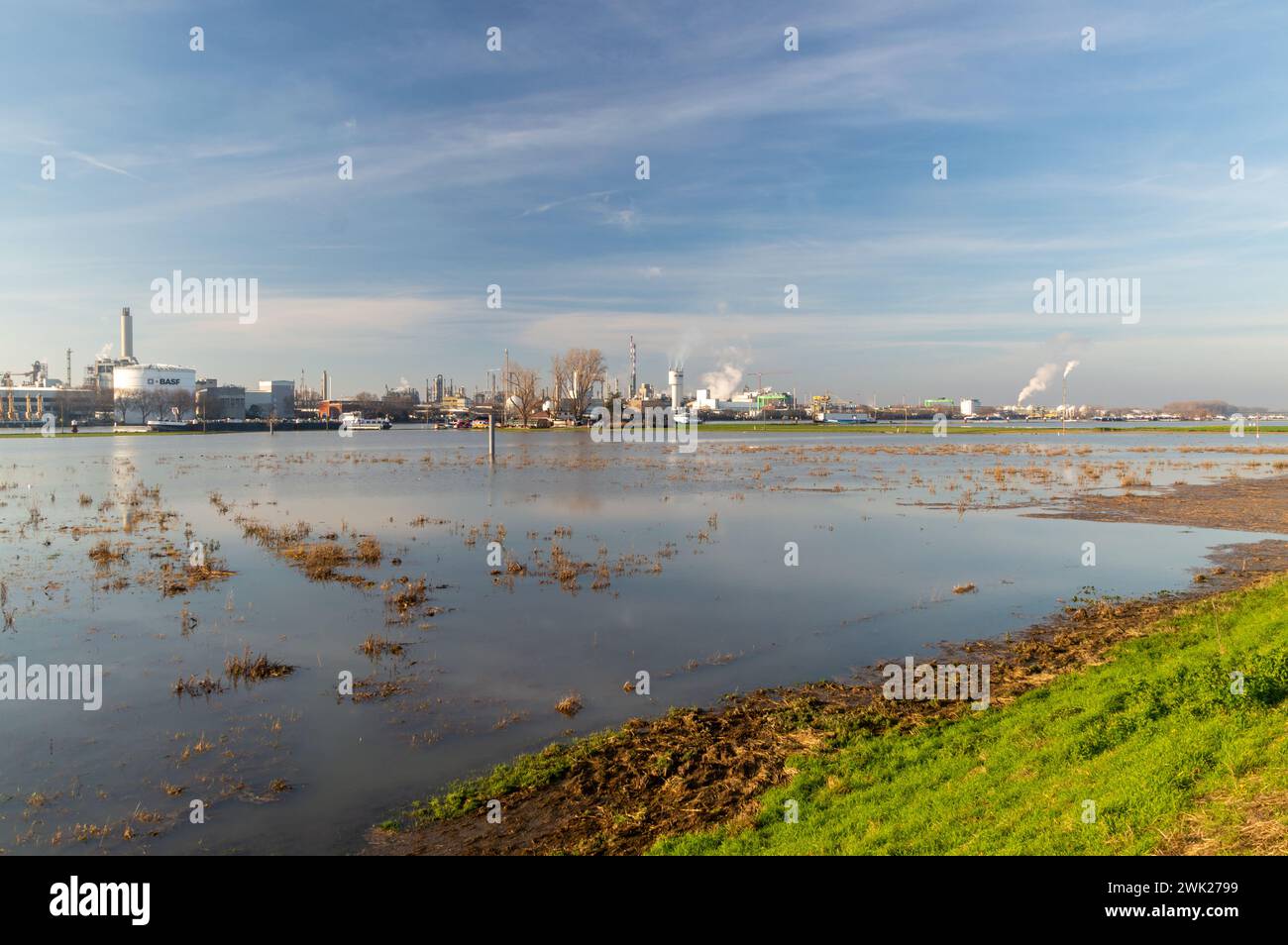 Mannheim, Germania - 17 dicembre 2023: Alto livello delle acque sul fiume Reno. Foto Stock