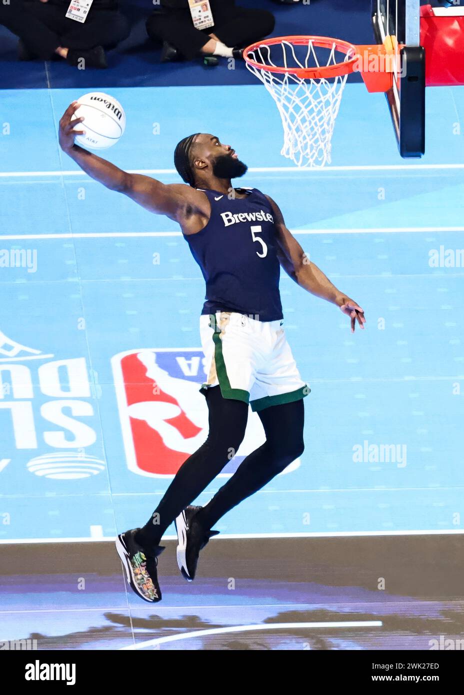 Indianapolis, Stati Uniti. 17 febbraio 2024. La guardia dei Boston Celtics Jaylen Brown si esibisce al Dunk contest durante l'NBA All-Star 2024 al Lucas Oil Stadium di Indianapolis, negli Stati Uniti, il 17 febbraio 2024. Crediti: Joel Lerner/Xinhua/Alamy Live News Foto Stock