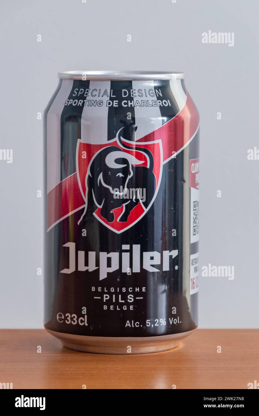 Pruszcz Gdanski - 26 dicembre 2023: Birra Jupiler belgian pils. Foto Stock