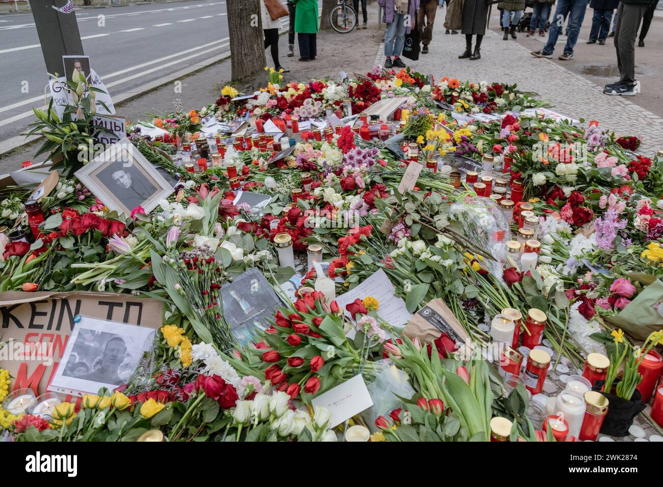 Berlino, Germania. 17 febbraio 2024. Fiori in un memoriale improvvisato di fronte all'ambasciata russa a Berlino dopo la morte del leader dell'opposizione russa Alexey Navalny. (Foto di Nicholas Muller/SOPA Images/Sipa USA) credito: SIPA USA/Alamy Live News Foto Stock