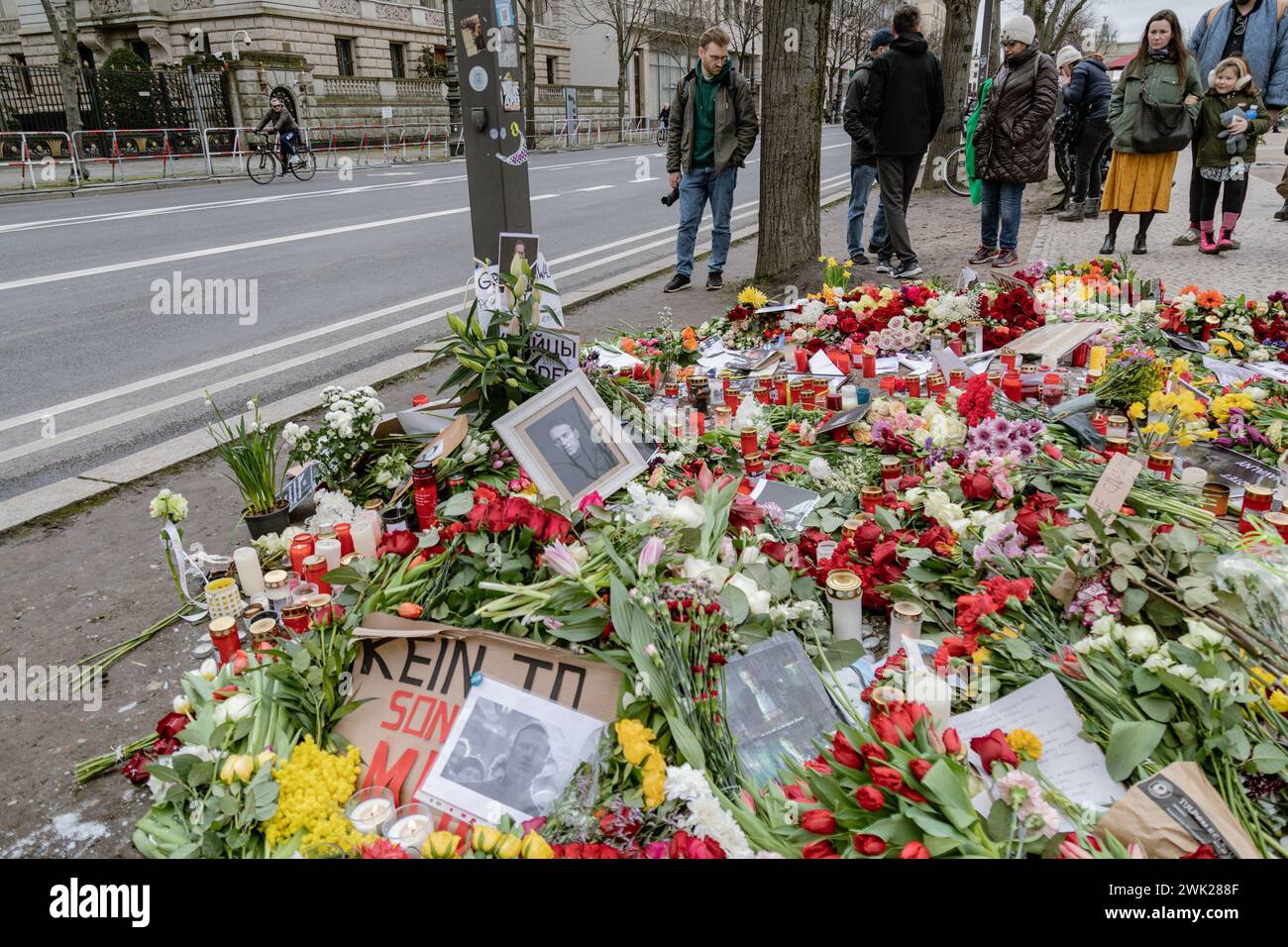 Berlino, Germania. 17 febbraio 2024. Fiori in un memoriale improvvisato di fronte all'ambasciata russa a Berlino dopo la morte del leader dell'opposizione russa Alexey Navalny. (Foto di Nicholas Muller/SOPA Images/Sipa USA) credito: SIPA USA/Alamy Live News Foto Stock