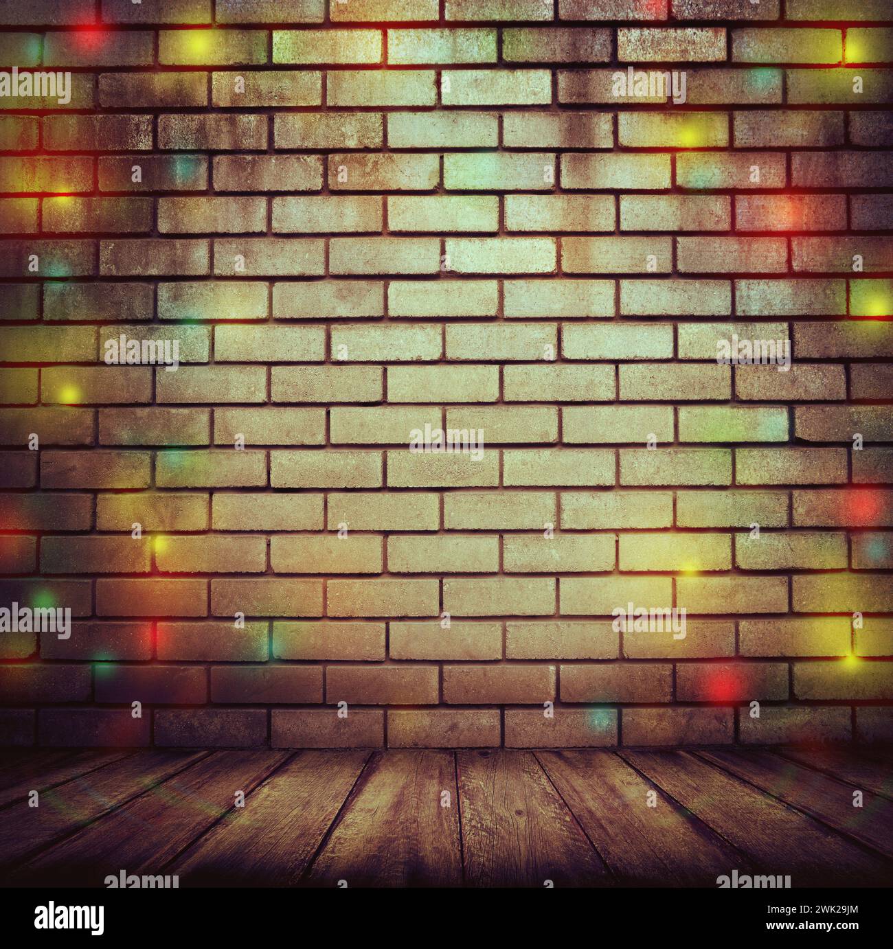 Luci spot brillanti su vecchie pareti in mattoni. Discoteca notturna. Night club. Moda. Intrattenimento. Concetto. Vita serale della città. Foto Stock