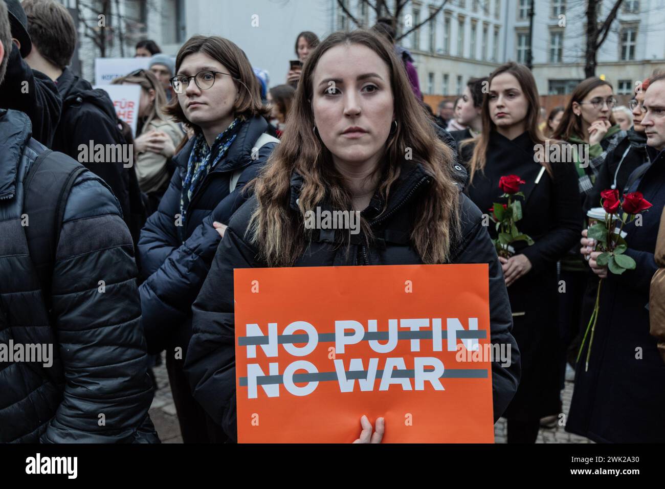 Berlino, Germania. 16 febbraio 2024. Un manifestante tiene un cartello con scritto "No Putin, No War” in un memoriale improvvisato e protesta davanti all'ambasciata russa a Berlino in seguito alla morte del leader dell'opposizione russa Alexey Navalny. (Foto di Nicholas Muller/SOPA Images/Sipa USA) credito: SIPA USA/Alamy Live News Foto Stock