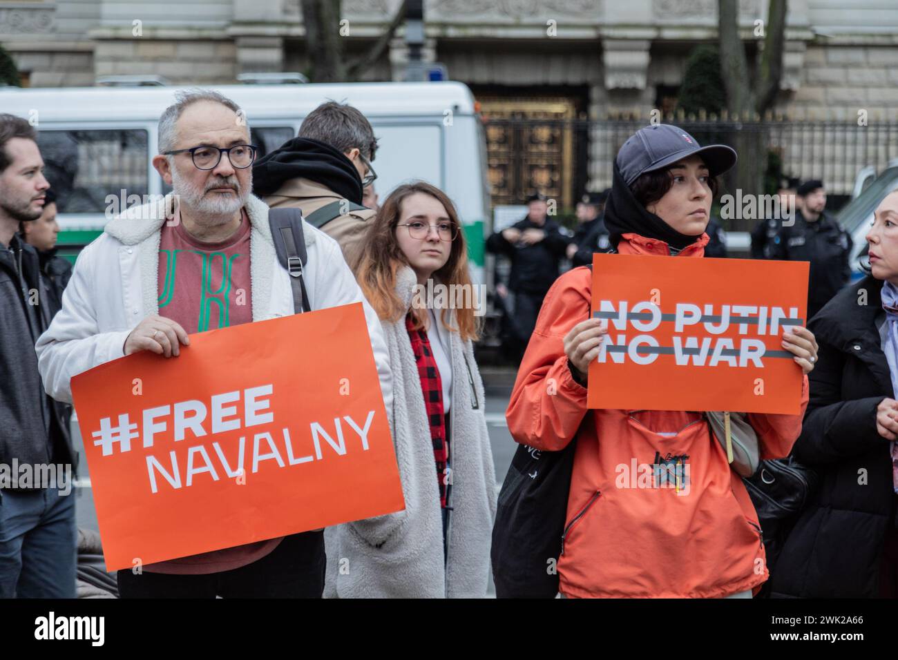 Berlino, Germania. 16 febbraio 2024. Un manifestante ha un cartello con scritto "#Free Navalny", e una donna ha un cartello con scritto "No Putin, No War" in un memoriale improvvisato e protesta davanti all'ambasciata russa a Berlino dopo la morte del leader dell'opposizione russa Alexey Navalny. (Foto di Nicholas Muller/SOPA Images/Sipa USA) credito: SIPA USA/Alamy Live News Foto Stock