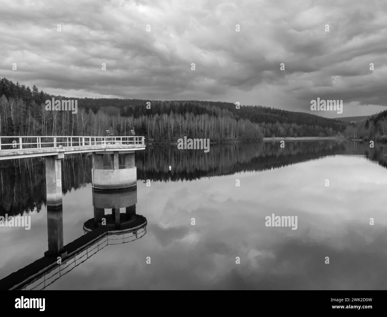 ponte sulla diga di falkenstein, vogtland sassonia germania, fotografia in bianco e nero Foto Stock