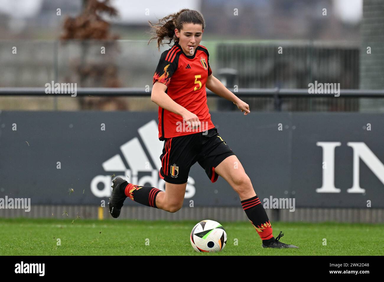 Kiki Peeters (5) del Belgio nella foto di mercoledì 14 febbraio 2024 a Tubize , Belgio , durante una partita amichevole di calcio tra le nazionali under 17 del Belgio e della Cechia . FOTO SPORTPIX | David Catry Foto Stock