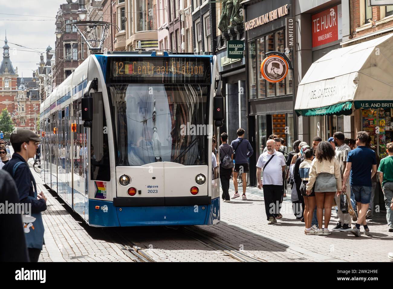 Tram su un binario attraverso la trafficata e famosa strada dello shopping - Leidsestraat, ad Amsterdam. Foto Stock