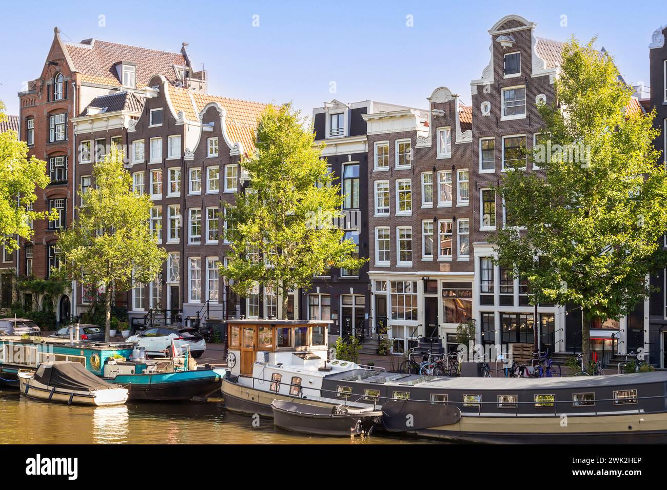 Case storiche sui canali e vecchie case galleggianti nel centro di Amsterdam. Foto Stock Case storiche sui canali e vecchie case galleggianti nel centro di Amsterdam. Foto Stock