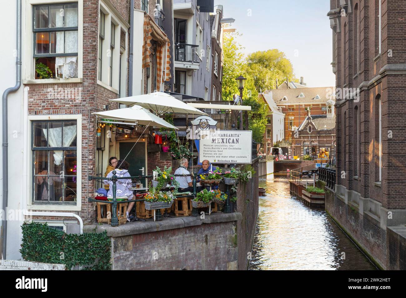 Le persone possono sorseggiare un drink su una piccola terrazza di un ristorante messicano nel centro di Amsterdam. Foto Stock