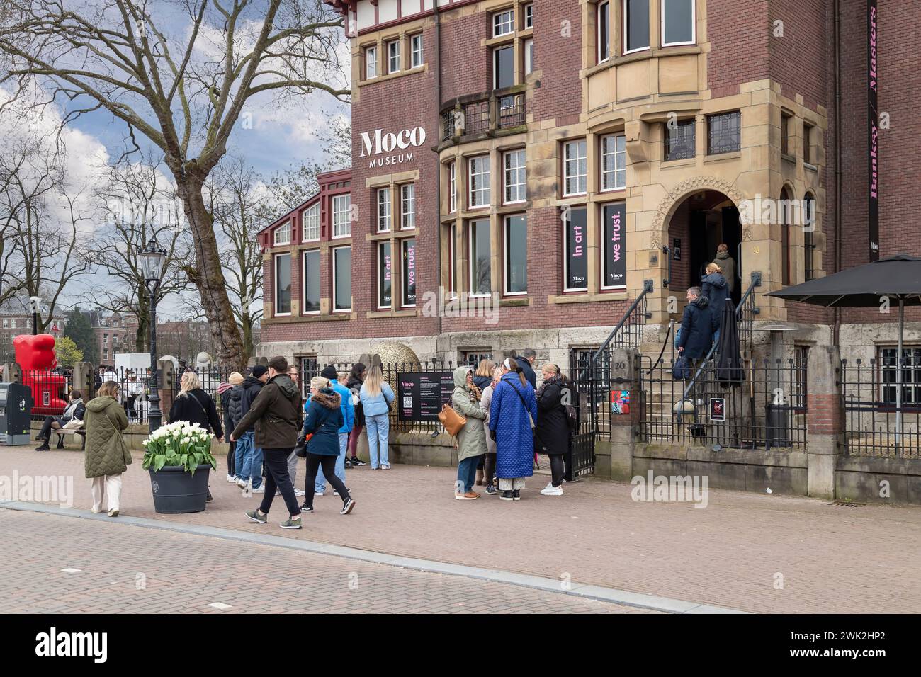 Visitatori al museo Moco sulla piazza dei musei di Amsterdam. Foto Stock