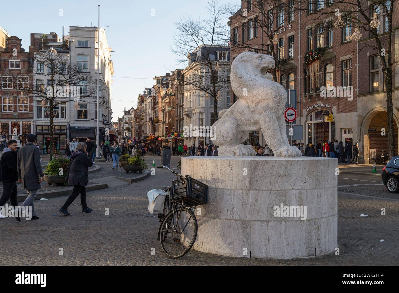 Leone di pietra come parte del memoriale nazionale in Piazza Dam ad Amsterdam. Foto Stock