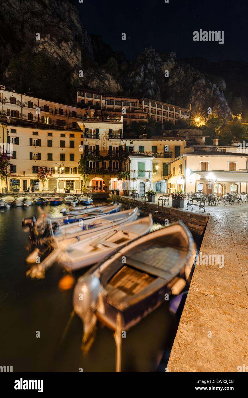 Il vecchio porto di Limone sul Lago di Garda illuminato di notte, Lombardia, Italia Foto Stock