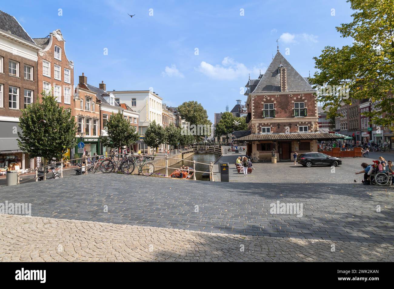 Paesaggio urbano con l'edificio della pesatura nella città di Leeuwarden in Frisia. Foto Stock