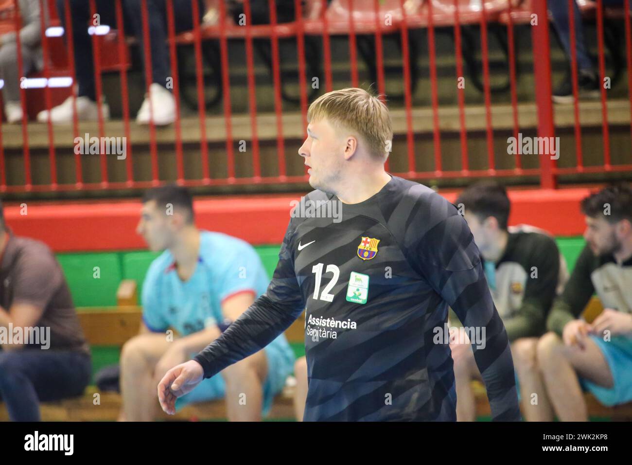 Torrelavega, Spagna. 17 febbraio 2024. Torrelavega, Spagna, 17 febbraio 2024: Il portiere di Barca, Emil Nielsen (12), durante la 18a partita della Plenitude League tra Bathco BM. Torrelavega e Barca, il 17 febbraio 2024, presso il Padiglione Municipale Vicente Trueba di Torrelavega, Spagna. (Foto di Alberto Brevers/Pacific Press) credito: Pacific Press Media Production Corp./Alamy Live News Foto Stock