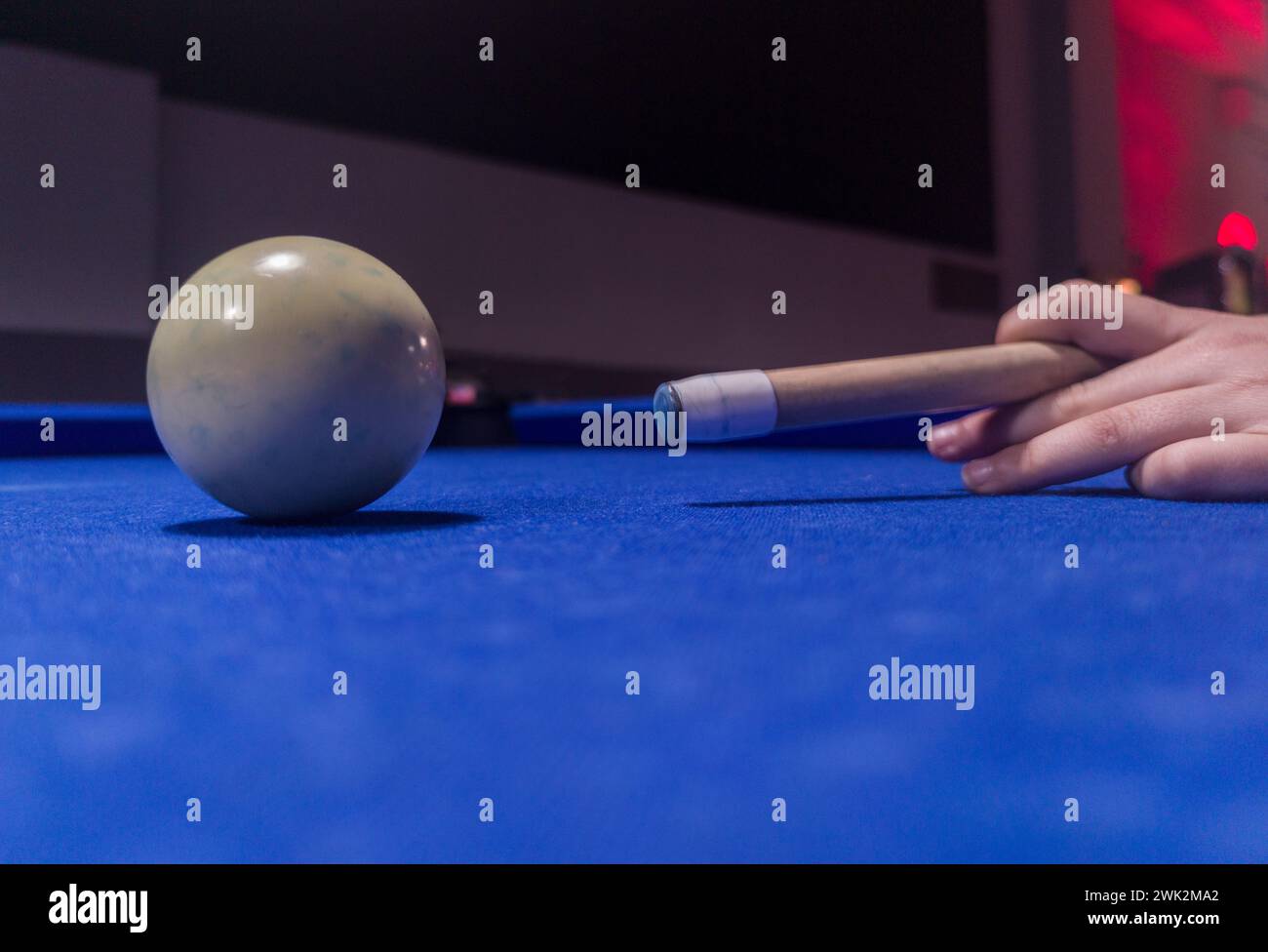 Il giocatore sta per colpire la pallina. Partita a biliardo con otto palloni Foto Stock
