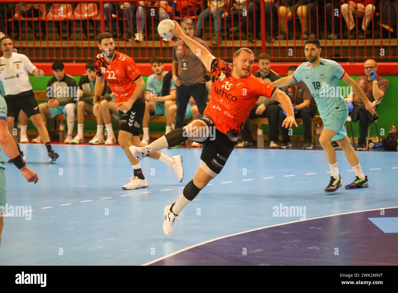 Torrelavega, Cantabria, Spagna. 17 febbraio 2024. Torrelavega, Spagna, 17 febbraio 2024: Il Bathco BM. Il giocatore del Torrelavega, Daniel Ramos (18) tira in porta durante la 18a partita della Plenitude League tra Bathco BM. Torrelavega e Barca, il 17 febbraio 2024, presso il Padiglione Municipale Vicente Trueba di Torrelavega, Spagna. (Credit Image: © Alberto Brevers/Pacific Press via ZUMA Press Wire) SOLO PER USO EDITORIALE! Non per USO commerciale! Foto Stock
