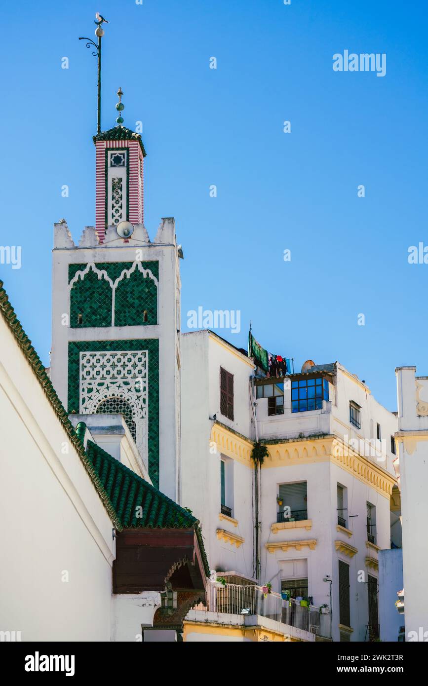 Bellissimo minareto della grande Moschea di Tangeri, Marocco, in Rue de la Marine, quartiere di Medina Foto Stock