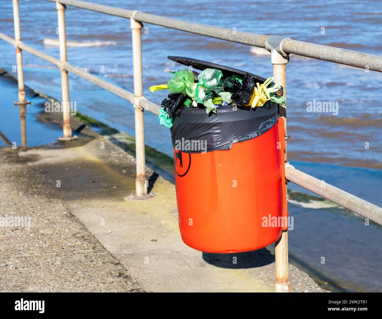 Bidone per cani pieno di sacchetti di plastica per cani sulla spiaggia di Mundesley, sulla costa del Norfolk Foto Stock