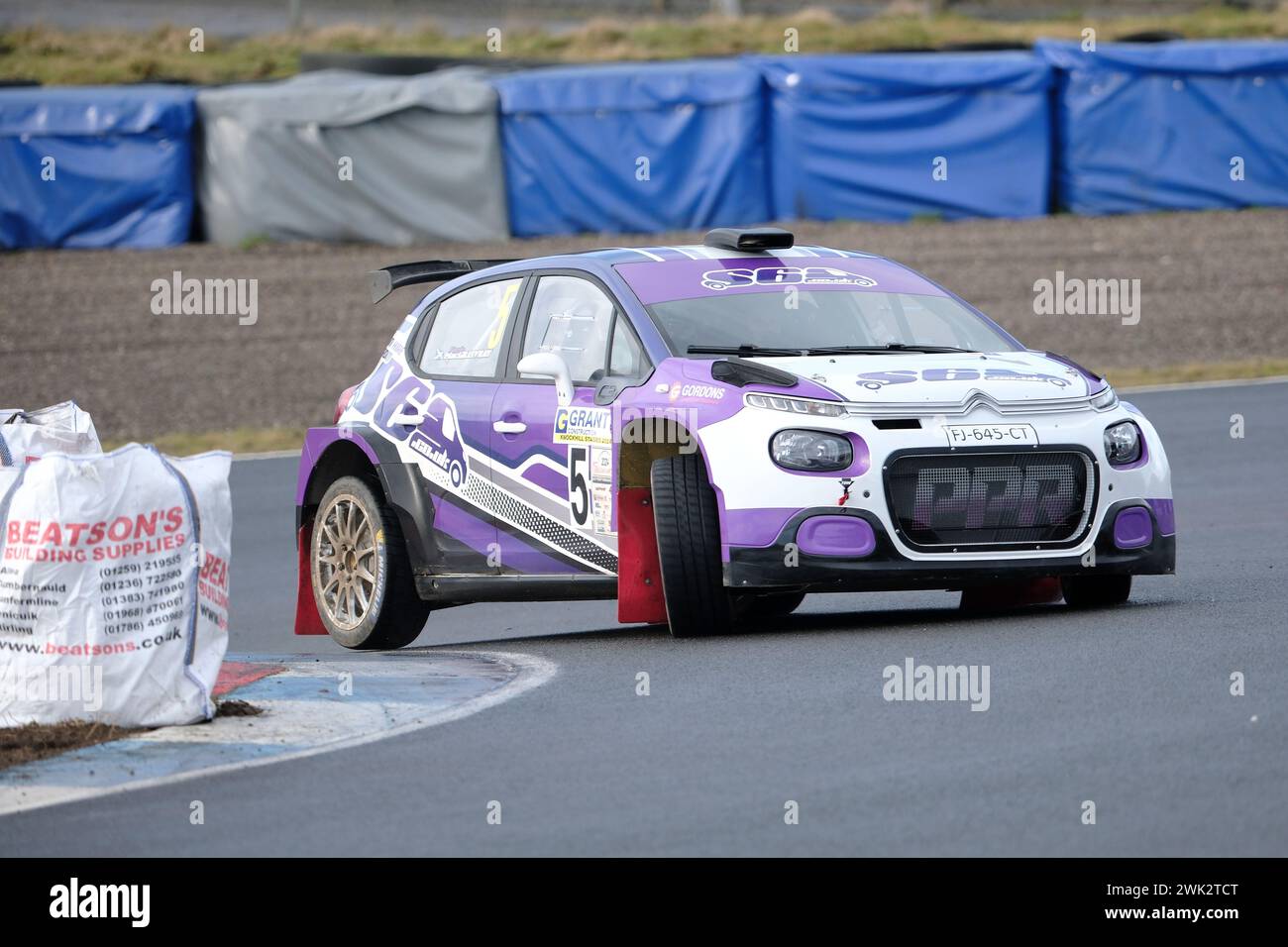 Dunfermline, Regno Unito. 18 febbraio 2024. I concorrenti prendono parte all'evento di rally organizzato dal Border Ecosse Car Club al Knockhill Racing Circuit di Dunfermline, Fife. La Grant Construction, rally asfalto con equipaggi che affrontano 40 miglia di palco su 8 livelli con più auto contemporaneamente sui palchi. Auto/conducente/navigatore, veicolo, classe Peter Stewart, Kerrie MacGillivray, Citroen C3 Rally 2, Classe 5 ( credito: Rob Gray/Alamy Live News Foto Stock