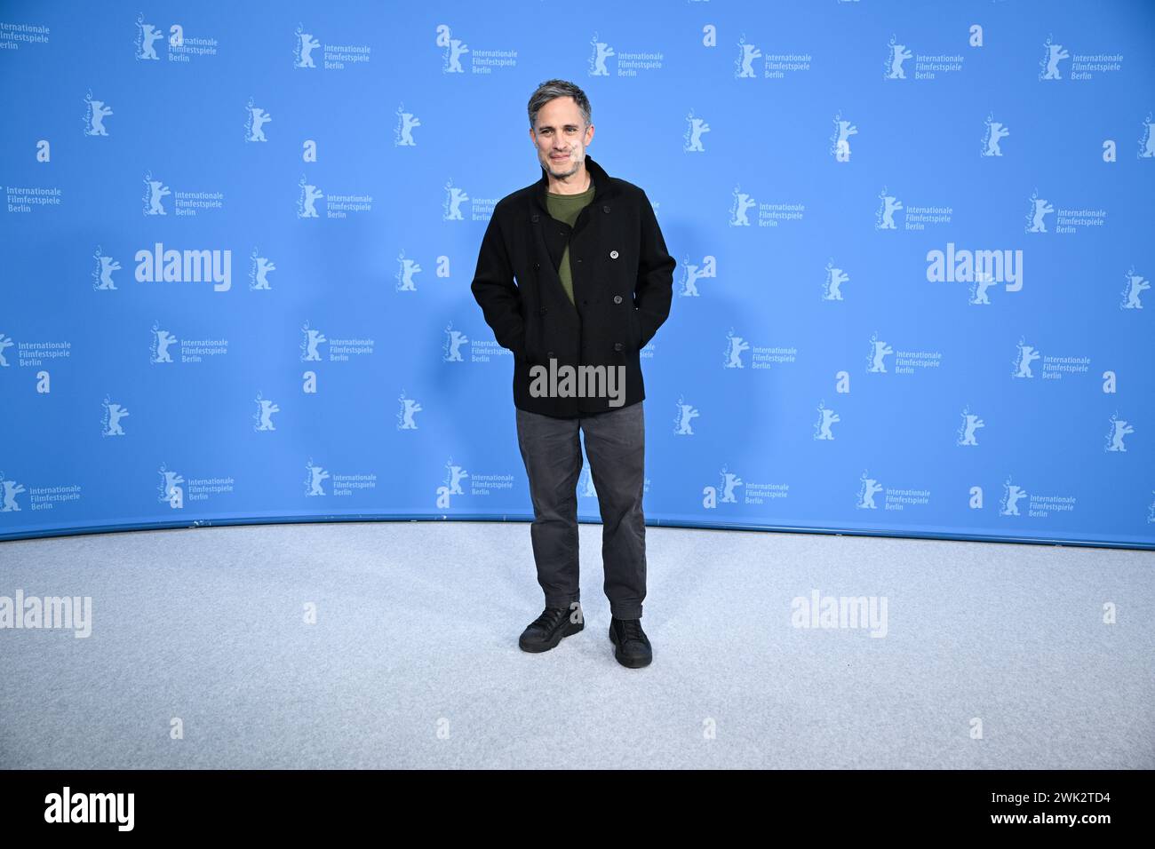 Berlino, Germania. 17 febbraio 2024. L'attore Gael Garca Bernal è presente al photocall del suo film "Another End" (sezione Concorso). Il 74° Festival internazionale del cinema di Berlino si svolgerà dal 15 al 25 febbraio 2024. Crediti: Sebastian Gollnow/dpa/Alamy Live News Foto Stock