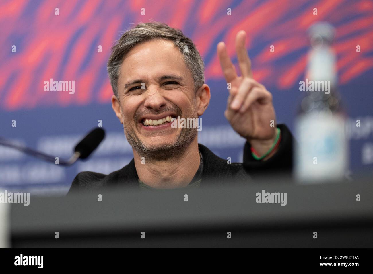 Berlino, Germania. 17 febbraio 2024. L'attore Gael Garca Bernal parla alla conferenza stampa del film "Another End" (sezione concorrenza). Il 74° Festival internazionale del cinema di Berlino si svolgerà dal 15 al 25 febbraio 2024. Crediti: Sebastian Gollnow/dpa/Alamy Live News Foto Stock