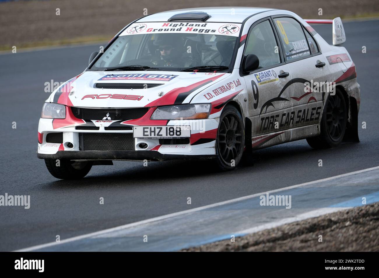 Dunfermline, Regno Unito. 18 febbraio 2024. I concorrenti prendono parte all'evento di rally organizzato dal Border Ecosse Car Club al Knockhill Racing Circuit di Dunfermline, Fife. La Grant Construction, rally asfalto con equipaggi che affrontano 40 miglia di palco su 8 livelli con più auto contemporaneamente sui palchi. Auto/autista/navigatore, veicolo, classe Barry Hogg, Andrew Skinner, Mitsubishi Lancer Evo 9, classe 5 ( credito: Rob Gray/Alamy Live News Foto Stock