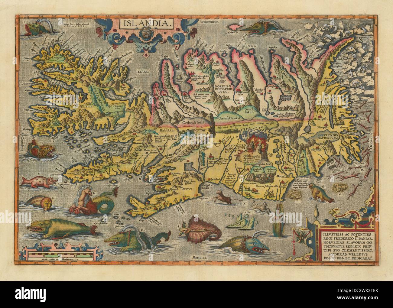 Mappa pittorica d'epoca dell'Islanda. La mappa raffigura dettagli, tra cui montagne, fiordi, ghiacciai e una rappresentazione grafica di bestie mistiche che vagano per i mari intorno all'isola. Di Abramo Ortelio 1585. Foto Stock